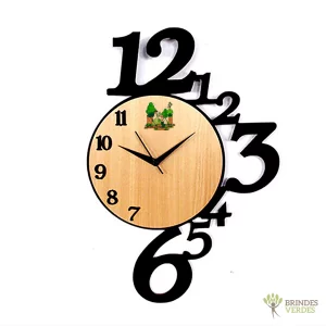 Relógio ecológico feito com madeira